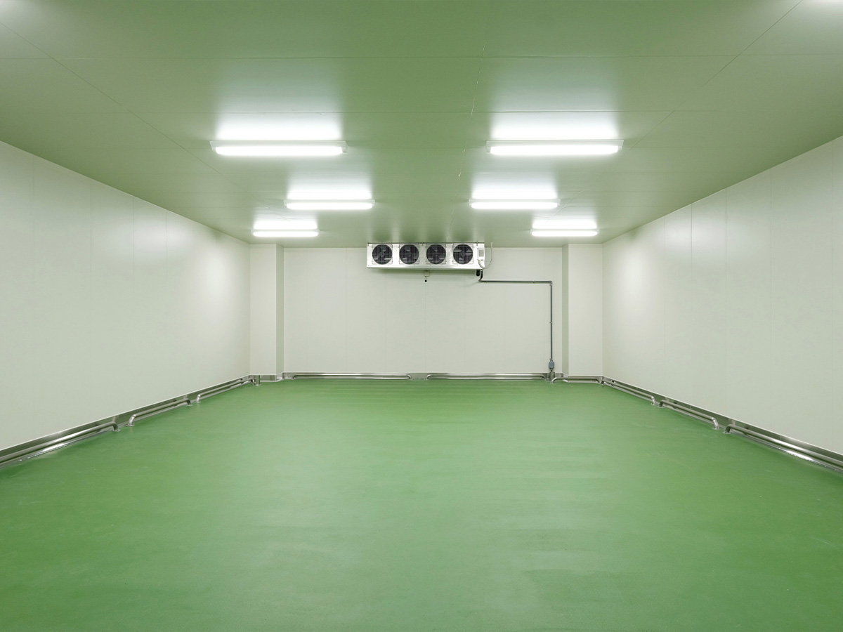 工場棟内部 冷蔵庫 / 室内温度5度 入口部より